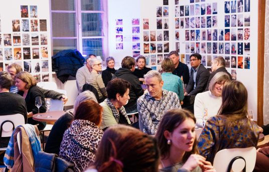 Schauspielhausbesucherinnen unterhalten sich im Salon