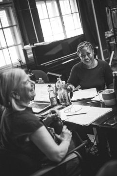 Schwarzweißes Foto mit Regisseurin MoMo Matsunyane und Intendantin Andrea Vilter