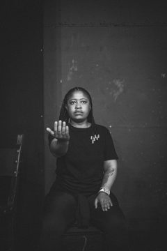 Schwarzweißes Foto von Regisseurin MoMo Matsunyane