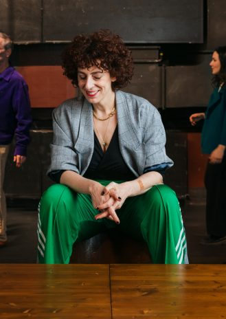 Ensemblemitglied Anke Stedingk sitzend