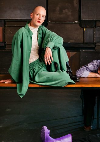Foto Ensemblemitglied Dominik Puhl sitzend