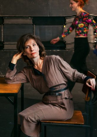 Foto Ensemblemitglied Karola Niederhuber sitzend
