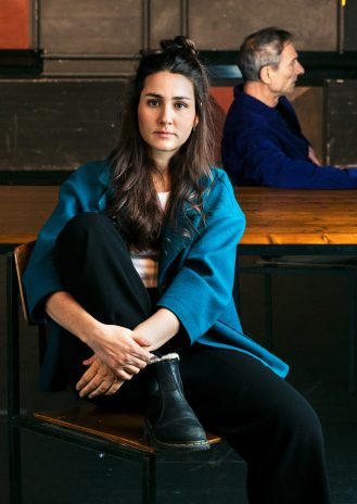 Foto Ensemblemitglied Luiza Monteiro sitzend