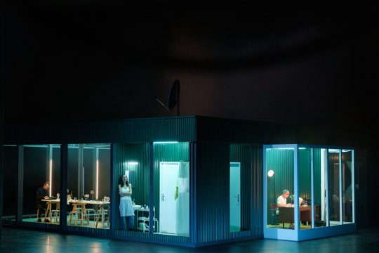 Foto von Bühnenbild "Rutherford & Sohn"