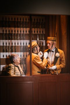 Foto mit 3 Personen in einer Portiersloge