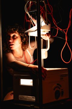 Foto mit Anna Klimovitskaya bei einem Overhead-Projektor mit Blick in Richtung der Projektion