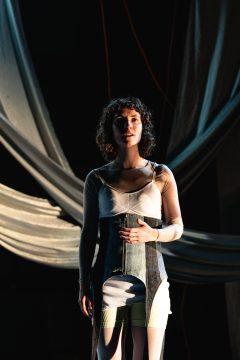 Foto mit Anna Klimovitskaya, die eine Art Korsett trägt