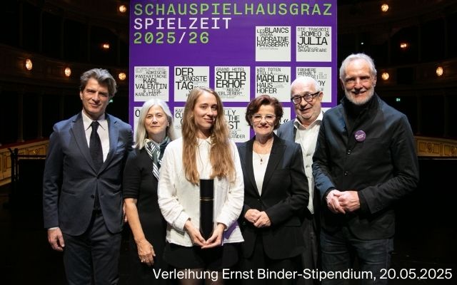 Foto mit sechs Personen, drei Frauen und drei Männern, Stipendiatin Anja M. Wohlfahrt in der Mitte, die eine Diplomrolle in der Hand hält, Verleihung Ernst Binder-Stipendium 2025