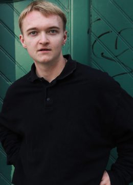 Foto mit Porträt von Gregor Schuster