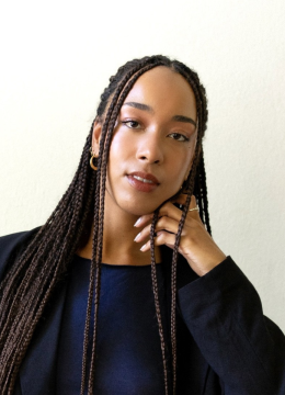 Foto mit Porträt von Jana Ajorgbor