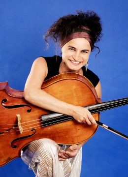 Foto mit Porträt von deeLinde