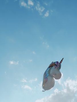 Foto mit Blick in strahlenden Himmel, Luftballon in Form eines Einhorns